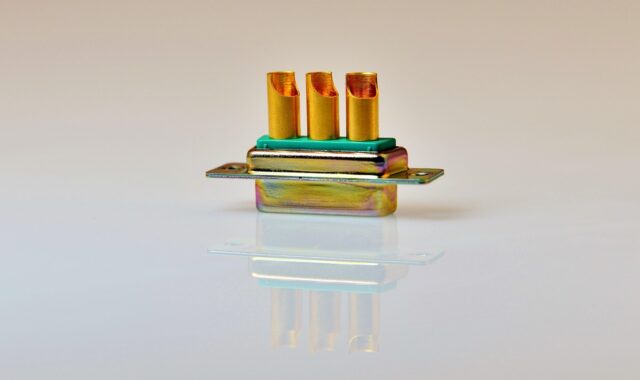 contacts, gold contacts, gold, gold plated, galvanized, evaporated, plug, connector, electronics, electrical industry, electricity, data, data transfer, recycling, raw material, reprocessing, scrap metal, thrash metal