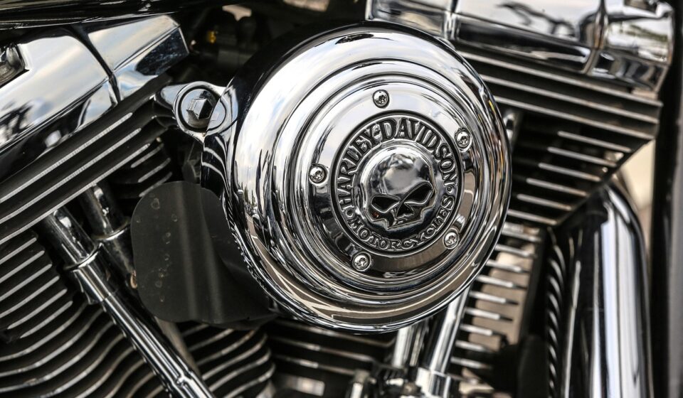 motorcycle, motorbike, bike, road, speed, motor, ride, power, engine, motorcyclist, silver, hog, highway, motion, harley, roadster, travel, biking, chopper, harley-davidson, gray travel, gray road, gray bike, gray power