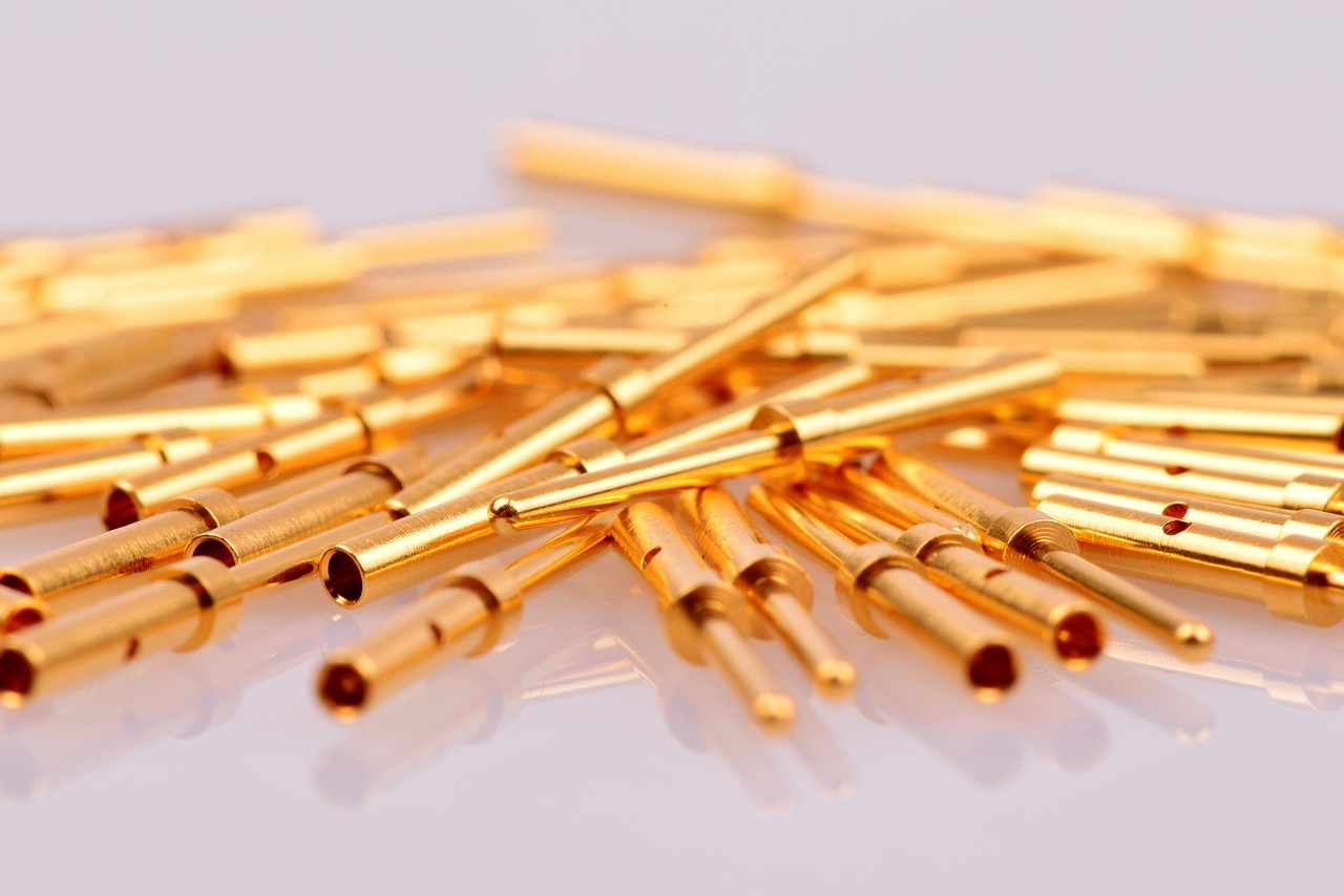 contacts, gold contacts, gold, gold plated, galvanized, evaporated, plug, connector, electronics, electrical industry, electricity, data, data transfer, recycling, raw material, reprocessing, scrap metal, thrash metal